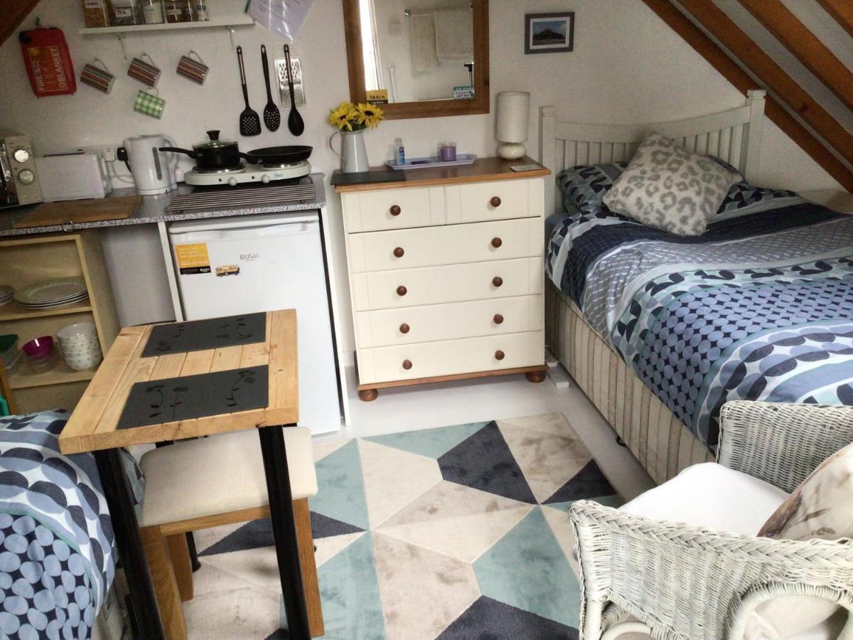 Cozy Camborne Studio Retreat With Two Single Beds ภายนอก รูปภาพ